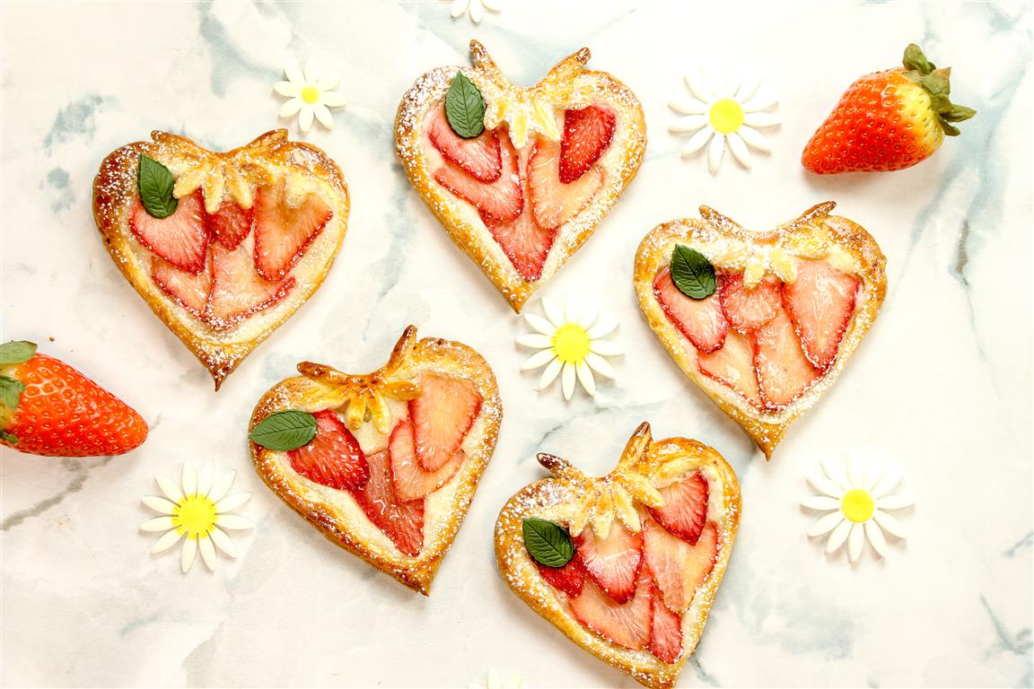 Heart-shaped strawberry puff pastries — Vanille Bleue detail